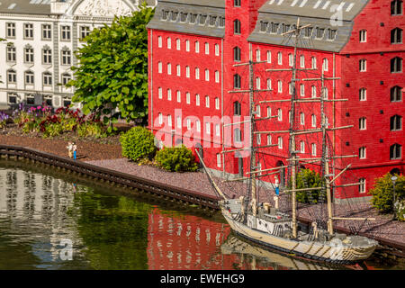 Du côté du port d'Amsterdam en Norvège fabriqué à partir de briques Lego, Legoland, Danemark Banque D'Images