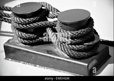 Shot industrielle nautique wit corde noire sur un navire en tant que figure huit noeud Banque D'Images