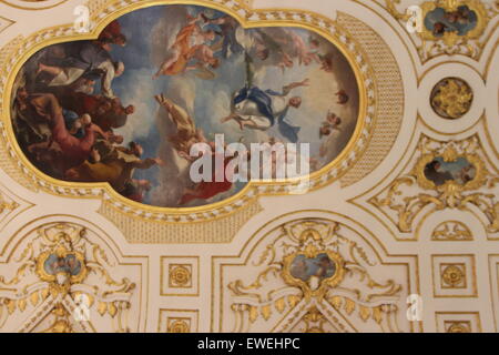 Orgue tuyaux d'or et d'Œuvres d'art peinture religieuse du plafond de l'église Banque D'Images