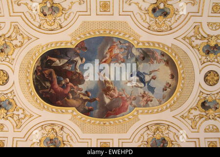 Orgue tuyaux d'or et d'Œuvres d'art peinture religieuse du plafond de l'église Banque D'Images