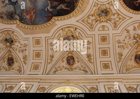 Orgue tuyaux d'or et d'Œuvres d'art peinture religieuse du plafond de l'église Banque D'Images