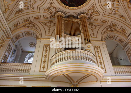 Orgue tuyaux d'or et d'Œuvres d'art peinture religieuse du plafond de l'église Banque D'Images