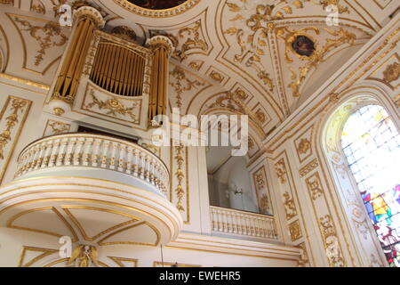 Orgue tuyaux d'or et d'Œuvres d'art peinture religieuse du plafond de l'église Banque D'Images