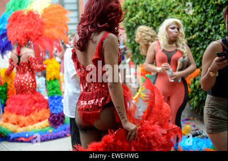 La VILLE DE NEW YORK, USA - 30 juin 2013 : Drag Queens en robes colorées se rassemblent à la Gay Pride annuelle de la ville événement. Banque D'Images