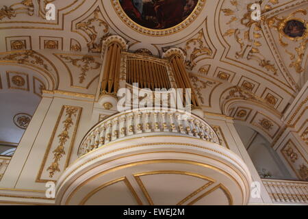 Orgue tuyaux d'or et d'Œuvres d'art peinture religieuse du plafond de l'église Banque D'Images