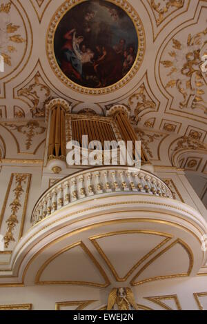 Orgue tuyaux d'or et d'Œuvres d'art peinture religieuse du plafond de l'église Banque D'Images