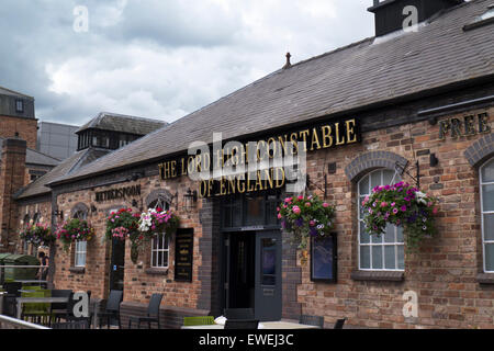 Cafe à Gloucester Docks historiques, Gloucester Angleterre UK Le Seigneur Connétable Pub Wetherspoons Banque D'Images