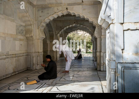 Les hommes prient en marbre blanc petite mosquée de Shah Jahan à l'intérieur du jardin de Babur, Kaboul, Afghanistan Banque D'Images