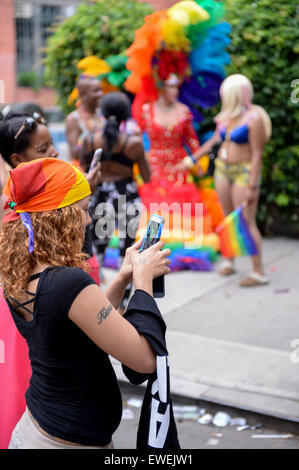 La VILLE DE NEW YORK, USA - 30 juin 2013 : Drag Queens en costumes spectaculaires posent pour des photos lors de la Pride Parade annuelle. Banque D'Images