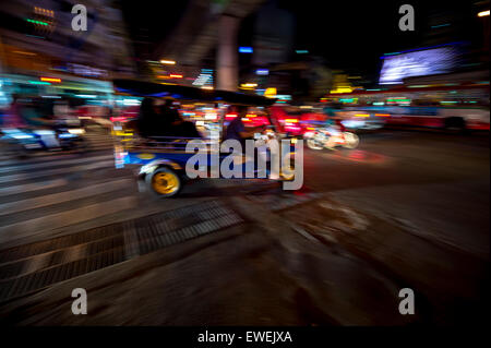 Bangkok Thaïlande tuk-tuk taxi fait un zoom dans un flou par nuit Banque D'Images