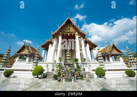 L'architecture de temple bouddhiste de Wat Suthat Thep Wararam sous ciel bleu à Bangkok en Thaïlande Banque D'Images