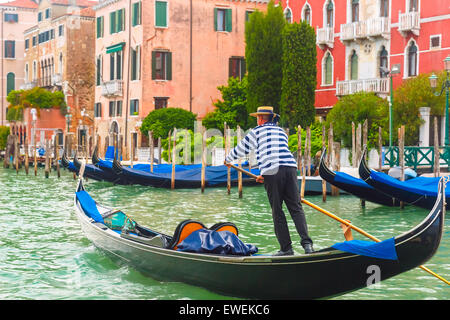 Gondoles sur le Grand Canal à Venise, Italie Banque D'Images