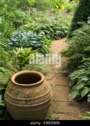 Chemin de jardin avec des frontières et de l'urne en terre cuite, Coton Manor Gardens, Coton, Northamptonshire, England, UK. Banque D'Images