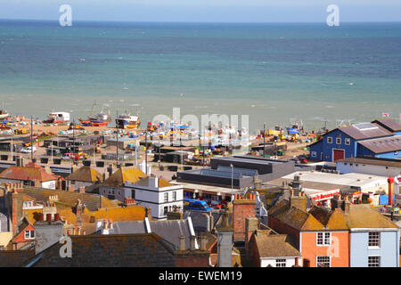 Vue sur les toits de la vieille ville de Hastings du port de pêche et station de sauvetage, East Sussex, England, UK Banque D'Images