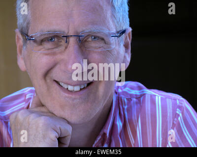 Certains hommes d'affaires décontractée mature portant des lunettes sans monture designer smiling to camera Banque D'Images