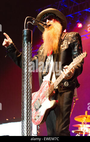 SSE Wembley Arena, Wembley, Londres, Royaume-Uni 24 juin 2015 ZZ Top sur leur tournée mondiale Billy Gibbons ZZ Top à la Wembley Arena SSE : 'Crédit Crédit : Richard Soans/Alamy Live News' Banque D'Images