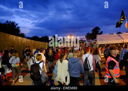 Festival de Glastonbury, Somerset, Royaume-Uni. 24 juin 2015. Un flux régulier de festivaliers continuent d'arriver dans la nuit comme Glastonbury 2015 arrive à la fin ou le premier jour. Crédit : Tom Jura/Alamy Live News Banque D'Images