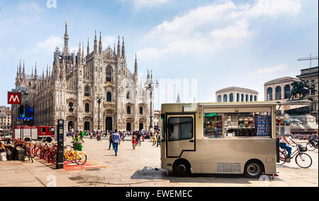 Camion Snack en face de la cathédrale de Milan Banque D'Images