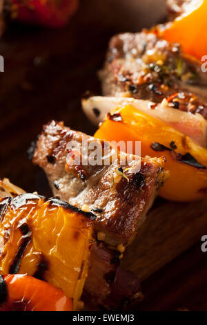 Entrecôte grillée et fait maison brochettes Brochettes de légumes sur une brochette Banque D'Images