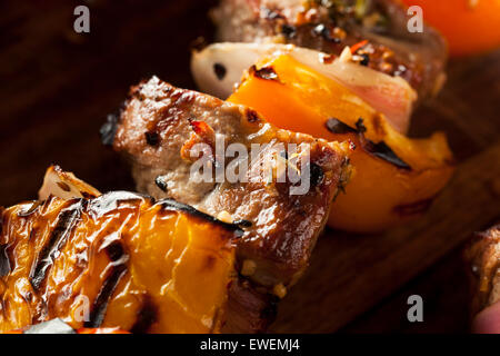 Entrecôte grillée et fait maison brochettes Brochettes de légumes sur une brochette Banque D'Images