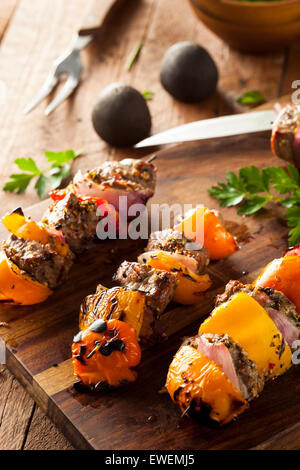 Entrecôte grillée et fait maison brochettes Brochettes de légumes sur une brochette Banque D'Images