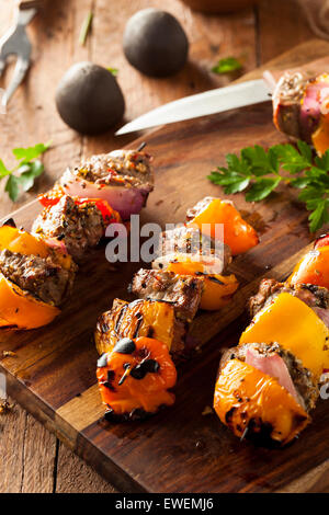 Entrecôte grillée et fait maison brochettes Brochettes de légumes sur une brochette Banque D'Images