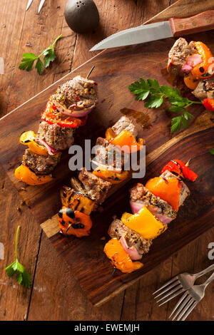 Entrecôte grillée et fait maison brochettes Brochettes de légumes sur une brochette Banque D'Images