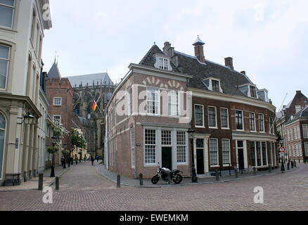 Achter de Dom Dom rue près de l'Église, Utrecht, Pays-Bas, à au nord de Trans et canal Kromme Nieuwgracht Banque D'Images