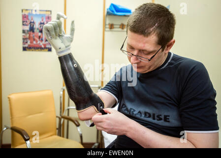 Stuzhenko soldat ukrainien Vasyl, qui a perdu son bras et une jambe lors de combats près de Illovaisk dans la région de Donetsk en août dernier, a choisi sa nouvelle main bionique, doué par l'Ukraine dans le cadre du projet d'aide prothétique, projet de charité organisé par l'ukrainien et les travailleurs médicaux et les personnalités publiques pour transférer les connaissances et la réhabilitation prothétique de spécialistes américains et canadiens à leurs collègues en Ukraine. Au cours de projet cinq ukrainiens ont reçu une prothèse bionique de haute qualité, dont trois soldats ukrainiens ont perdu leurs membres dans les batailles. Kiev, Ukraine. Banque D'Images