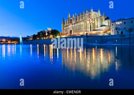 La cathédrale de Palma La Seu allumé jusqu'au crépuscule avec le palais de l'Almudaina Parc de La Mar et le centre-ville de Palma Palma de Majorque Îles Baléares Espagne Banque D'Images