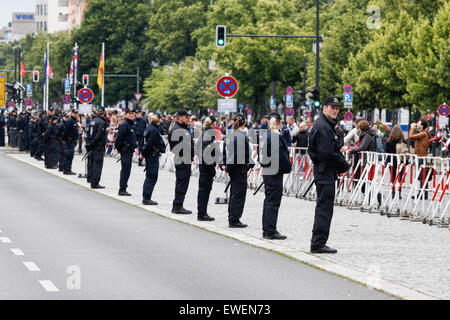 Berlin, Allemagne. 24 juin 2015. La reine Elisabeth II et le prince Philip sont accueillis par la présidente allemande Joachim Gauck , Mme Daniela Schadt, maire de Berlin Michael Müller et l'ambassadeur du Royaume-Uni à Berlin à l'Université technique de Berlin pour la « Conférence de la reine » à Berlin, en Allemagne, le 24 juin 2015. / photo: Berlin pendant la visite de la Reine. Crédit: Reynaldo Chaib Paganelli/Alay Live News Banque D'Images