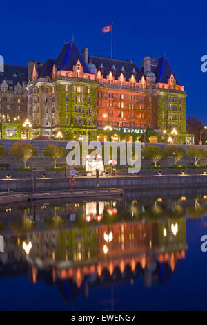 L'Empress Hotel illuminé (Fairmont Hotel), un célèbre monument dans le port intérieur de Victoria, île de Vancouver, British Columb Banque D'Images