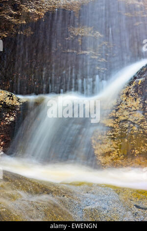 Noname cascade fonctionnant en bas sur le hard rock d'une montagne droit dans l'océan Pacifique dans la forêt pluviale de Great Bear le long de l'IRB Banque D'Images