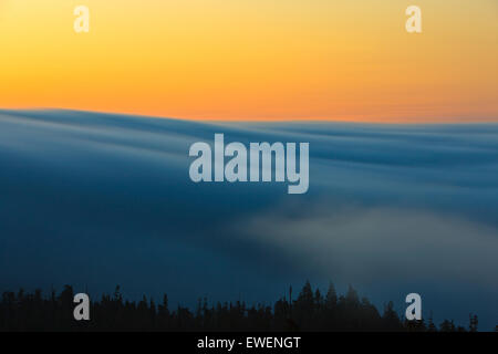 Le brouillard et les nuages sur le détroit de la Reine-Charlotte vu de l'île de Vancouver, Colombie-Britannique, Canada. Banque D'Images