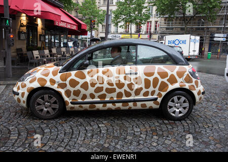 Une voiture Citroen pluriel avec un extérieur peinture dessin réticulé à Paris, France Banque D'Images