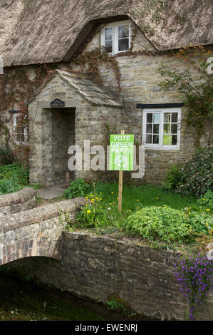 Vote Le Parti Vert. Une plaque-étiquette politique dans un milieu rural Chalet jardin prend en charge le Parti Vert à l'élection générale britannique de 2015. Dorset, Angleterre, Royaume-Uni. Banque D'Images