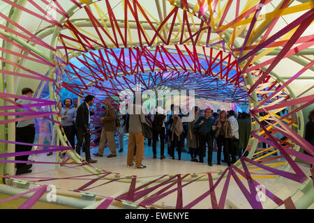 Londres, Royaume-Uni. 23 Juin, 2015. La Serpentine Gallery Pavilion annuel dans Hyde Park, a été dévoilée au public le 23 juin 2015. L'ETFE multi-couleur cadre enveloppé, a été conçu par SelgasCano architectes espagnols. Credit : galit seligmann/Alamy Live News Banque D'Images