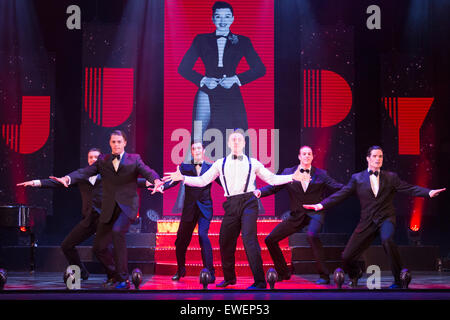 Ray Quinn l'exécution. UK premiere de 'judy - le Songbook de Judy Garland' - un spectacle célébrant les chansons classiques de Judy Garland - ouvre à la New Wimbledon Theatre, Londres avant une tournée britannique. Le spectacle se déroule du 16 au 20 juin 2015. Banque D'Images