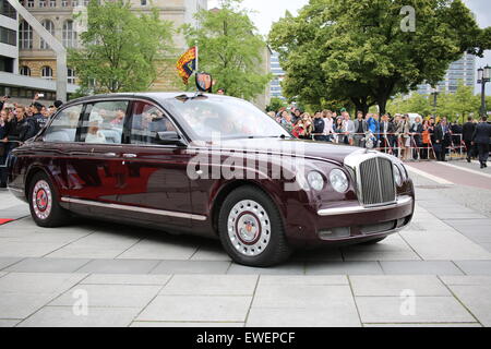 Berlin, Allemagne. 24 Juin, 2015. Son Altesse Royale le Prince Philippe et Sa Majesté la Reine Elizabeth II quitter la célébration de la 50e Conférence à Queen's, TU Berlin. © Madeleine Lenz/Pacific Press /Alamy Live News Banque D'Images