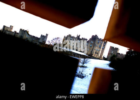 Neige sur Château d'Alnwick, Northumberland Banque D'Images