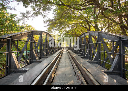 Pont sur la rivière Kwai à Kanchanaburi, Thaïlande Banque D'Images