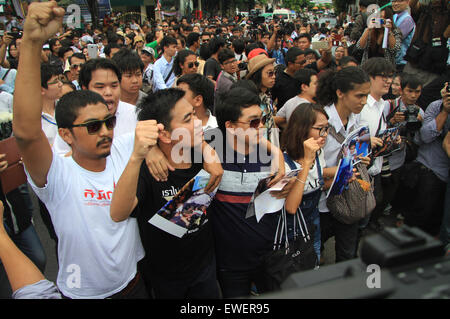 Bangkok, Thaïlande. 24 Juin, 2015. Inscrivez-vous d'étudiants dans le cadre d'une organisation de rassemblement anti-coup montrant la 'Gallery Bangkok le 22 mai 2015' photos de l'événement au poste de police à Pathumwan Bangkok © Vichan Poti/Pacific Press/Alamy Live News Banque D'Images