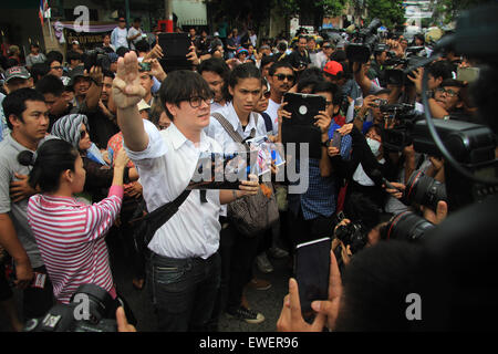 Bangkok, Thaïlande. 24 Juin, 2015. M. Rangsiman Rome ( C ) le pape faisant les symboles avec trois doigts à un rassemblement tenu à Pathumwan de police de Bangkok. © Vichan Poti/Pacific Press/Alamy Live News Banque D'Images