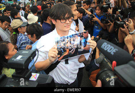 Bangkok, Thaïlande. 24 Juin, 2015. M. Rangsiman Rome ( C ) affiche 'Gallery Bangkok le 22 mai 2015' photos pendant le coup d'anti-rassemblement à Pathumwan de police de Bangkok . © Vichan Poti/Pacific Press/Alamy Live News Banque D'Images