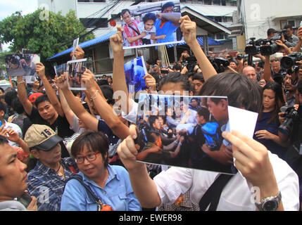 Bangkok, Thaïlande. 24 Juin, 2015. Inscrivez-vous d'étudiants dans le cadre d'une organisation de rassemblement anti-coup montrant la 'Gallery Bangkok le 22 mai 2015' photos de l'événement au poste de police à Pathumwan Bangkok © Vichan Poti/Pacific Press/Alamy Live News Banque D'Images