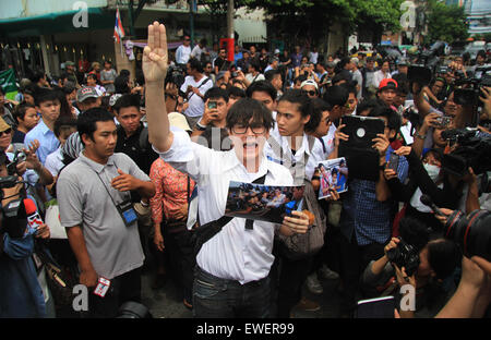 Bangkok, Thaïlande. 24 Juin, 2015. M. Rangsiman Rome ( C ) le pape faisant les symboles avec trois doigts à un rassemblement tenu à Pathumwan de police de Bangkok. © Vichan Poti/Pacific Press/Alamy Live News Banque D'Images