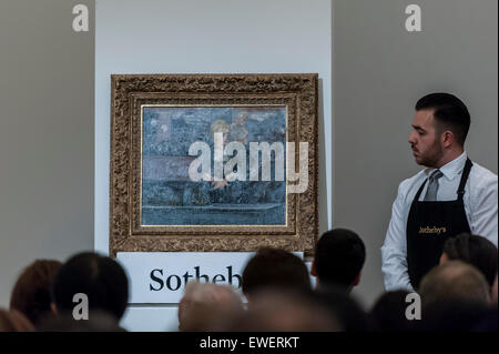 Londres, Royaume-Uni. 24 juin 2015. Sotheby's présente un technicien Edouard Manet's 'Le bar aux Folies-Bergère aux' qui a été vendu à un prix d'adjudication de €15m. Sotheby's Impressionist & Modern Art evening sale a réalisé un total de 178,6 M €, le deuxième plus haut total pour toute vente jamais organisé à Londres. Crédit : Stephen Chung / Alamy Live News Banque D'Images
