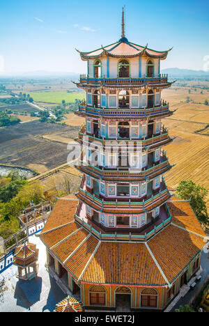 Grande pagode chinoise dans le temple Wat Tham Khao Noi, Kanchanaburi, Thaïlande Banque D'Images