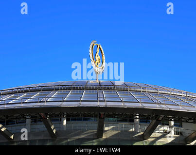 Metal dome d'un bâtiment moderne avec une clef d'or stylisé Banque D'Images