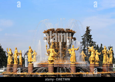 "La fontaine de l'Amitié des Peuples de l'URSS' dans l'exposition des réalisations économiques à Moscou Banque D'Images